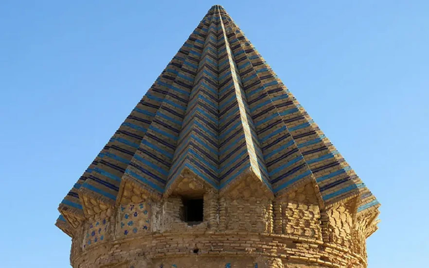برج تاریخی اخنگان در نزدیکی مشهد