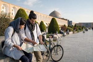 مسافران در میدان نقش جهان اصفهان
