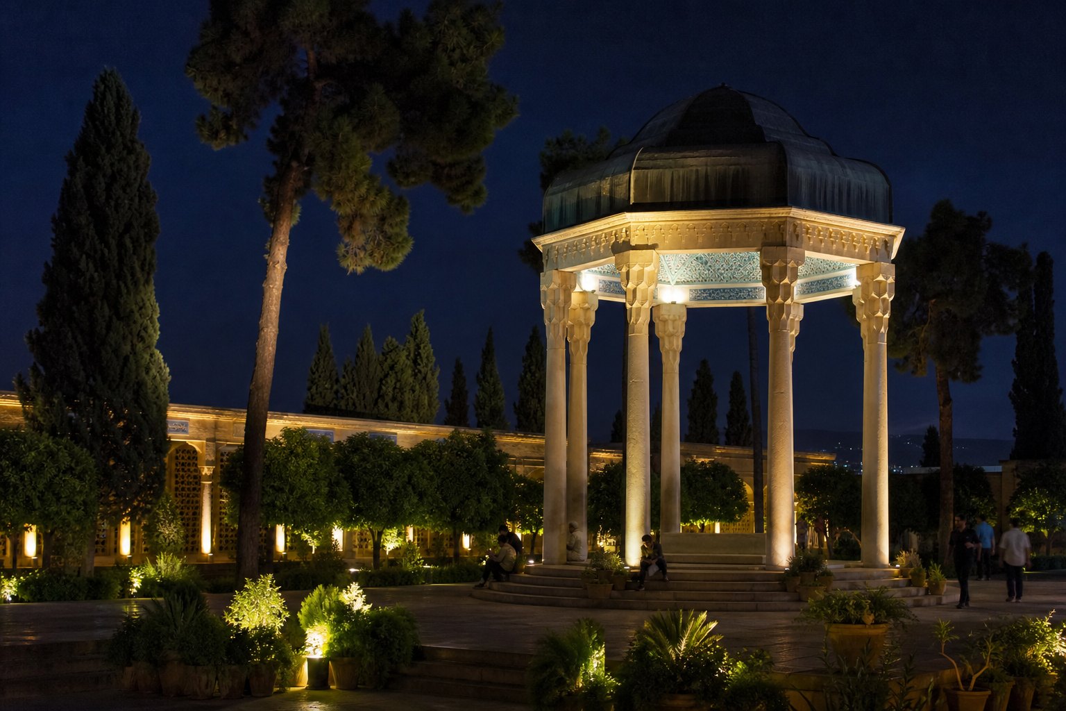حافظیه شیراز در شب