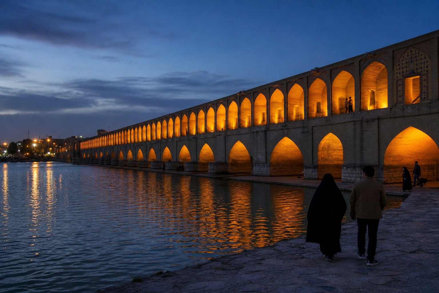 سی‌وسه‌پل در شب