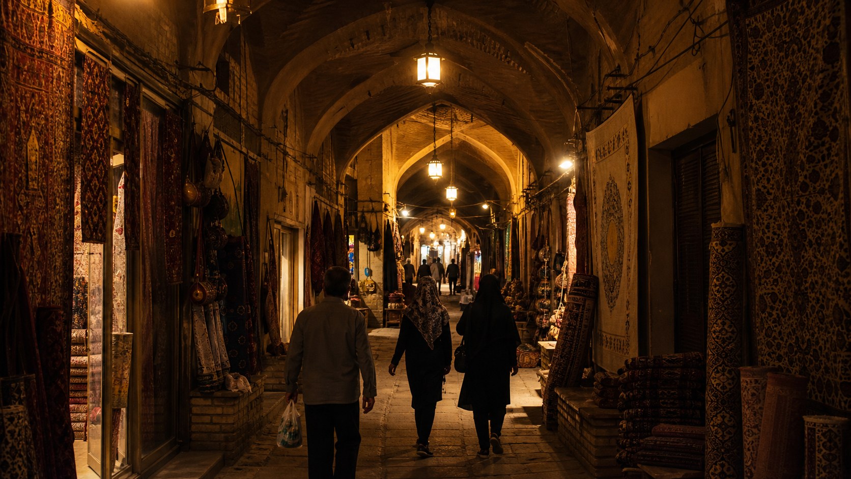 بازار تاریخی یزد در شب