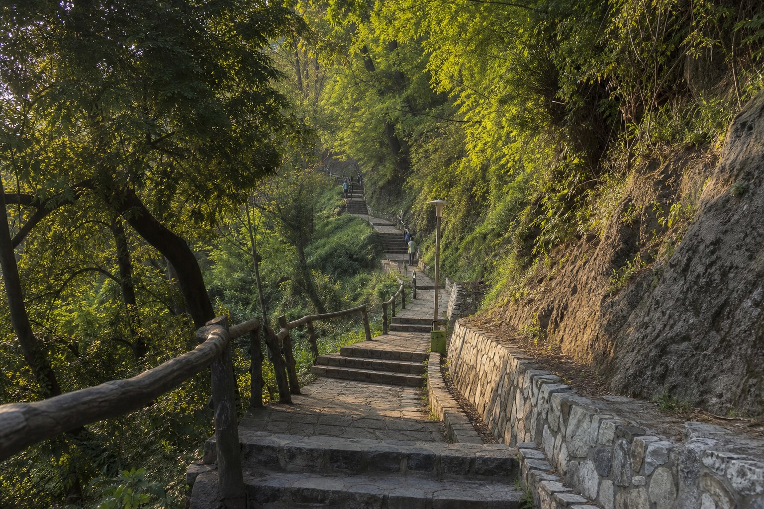 شیطانکوه و بام سبز لاهیجان