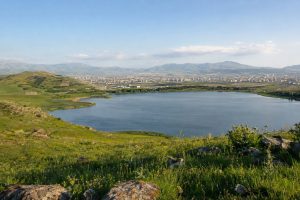 نمای دریاچه شورابیل و شهر اردبیل