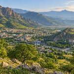 نمای شهر ایلام در میان کوه‌های زاگرس
