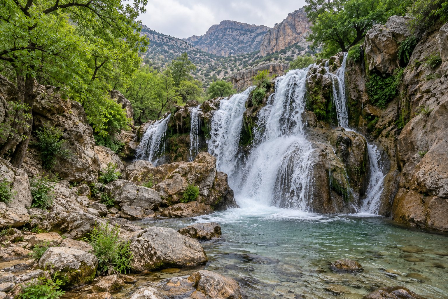 آبشار یاسوج در طبیعت کوهستانی